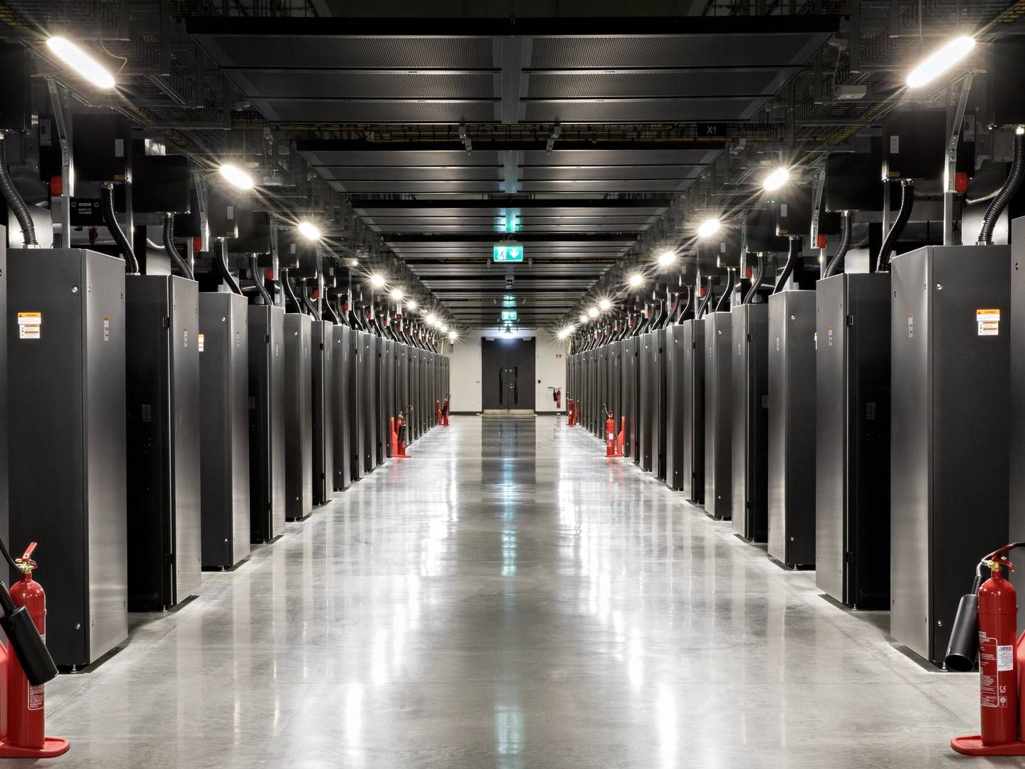 Indenfor i Facebooks nye datacenter i Odense. Her ses et netværksrum, hvor servere internt på datacentret kommunikerer med hinanden. | Foto: Jacob Ehrbahn / Politiken / Ritzau Scanpix