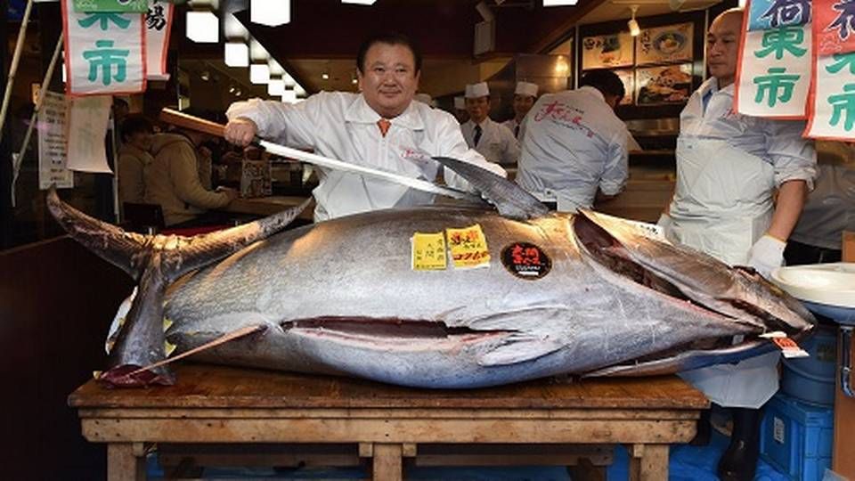 Kiyoshi Kimura, chef for Kiyomura, poserer her foran den 276 kilo tunge tunfisk, som han har købt. | Foto: Foto: Kazuhiro Nogi/Ritzau Scanpix