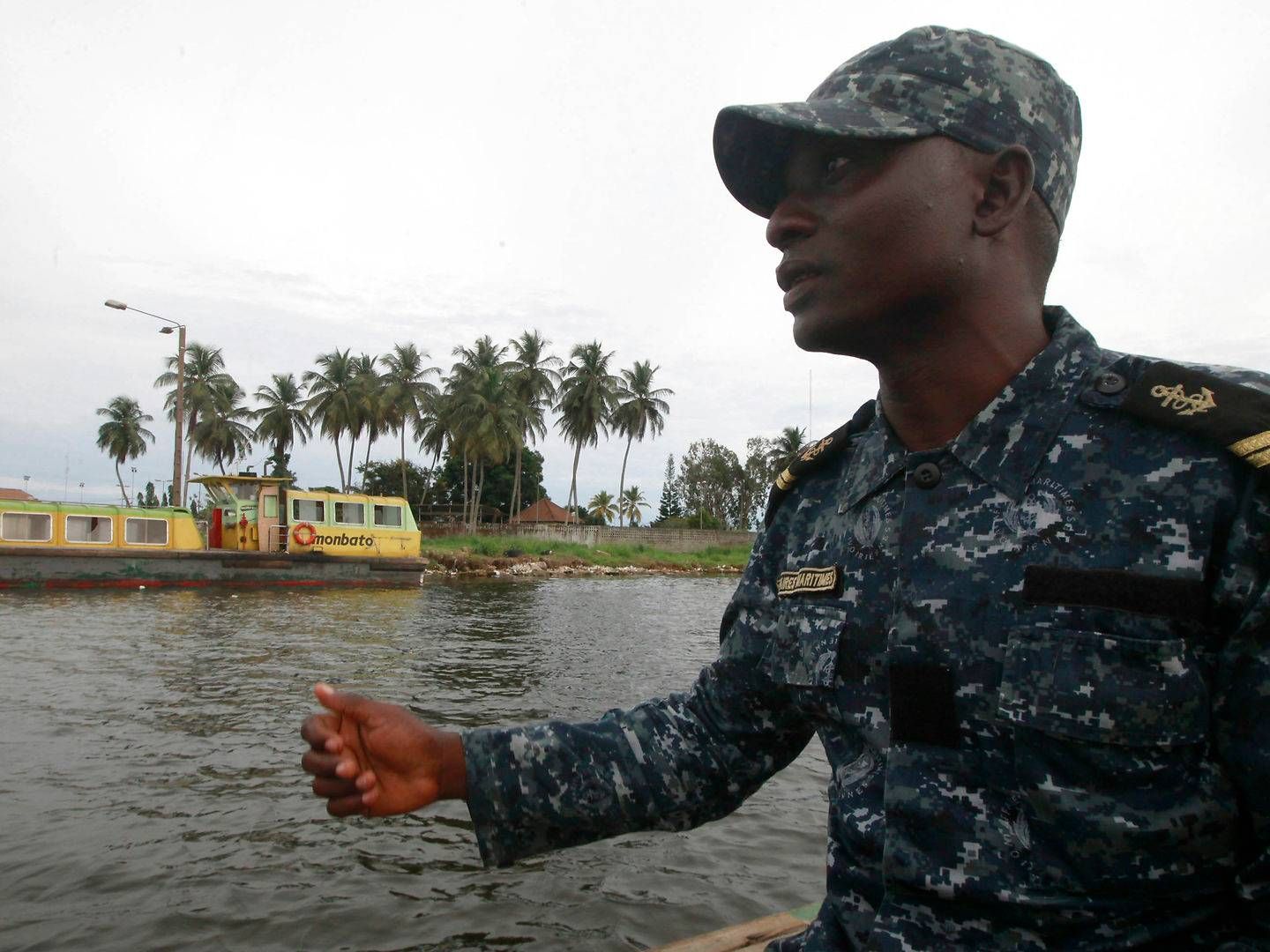 En soldat patruljerer nær Abidjan i Vestafrika. Området har de seneste måneder var ramt af flere piratangreb. | Foto: Thierry Gouegnon/Reuters/Ritzau Scanpix