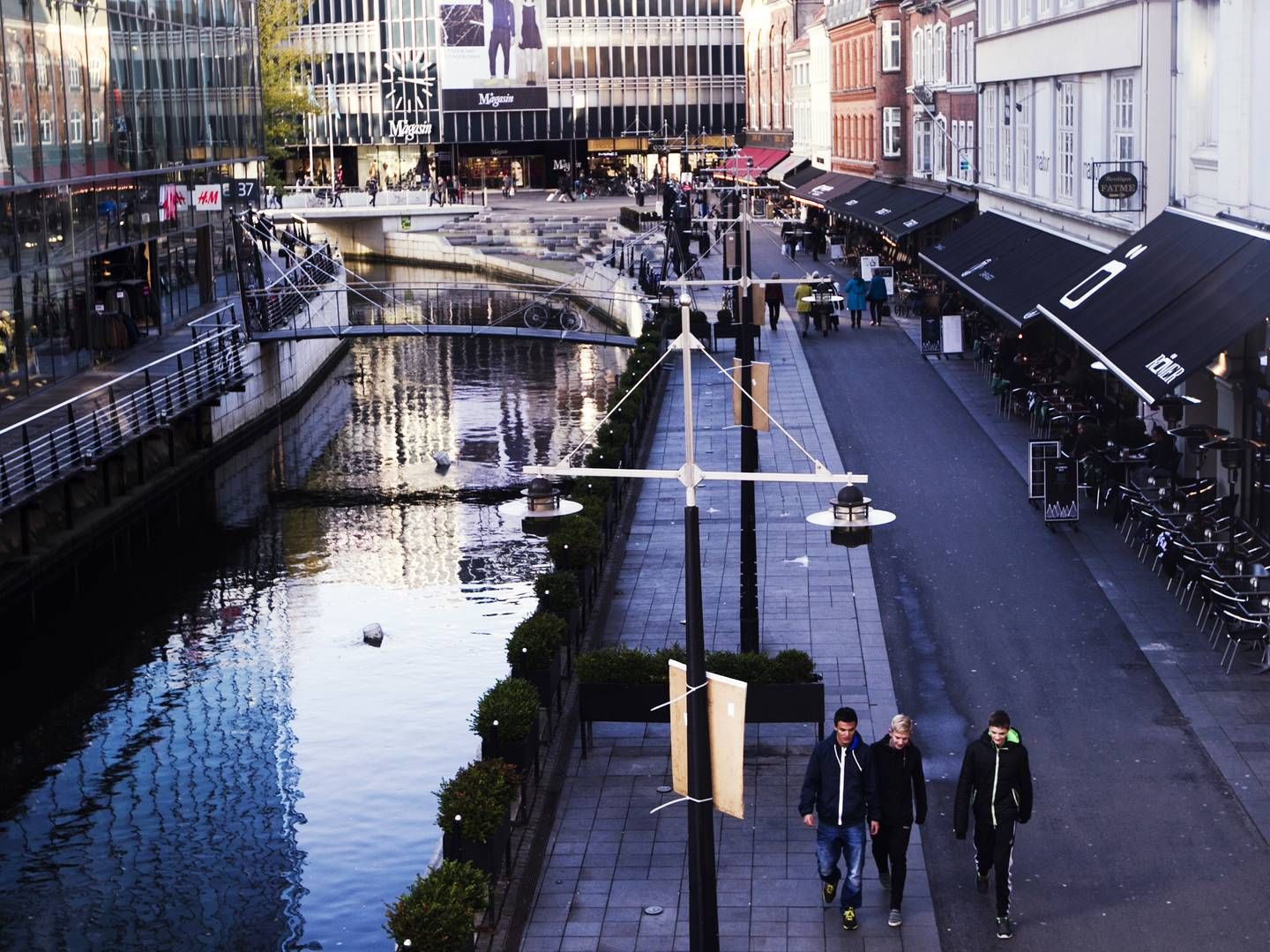 Ved Åen i Aarhus er der for tiden ikke ret mange mennesker efter midnat. Det kan blive anderledes, når politikerne i august har fundet frem til en løsning på fase 4 af genåbningen af Danmark. | Foto: Gregers Tycho/JPA