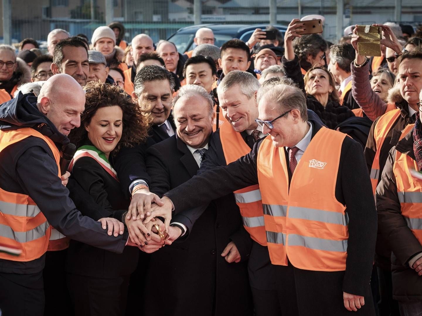Adm. direktør i APM Terminals, Morten Engelstoft (nr. to fra højre i forreste række) var med til at indvie Vado Ligure-terminalen i Italien. | Foto: PR-FOTO