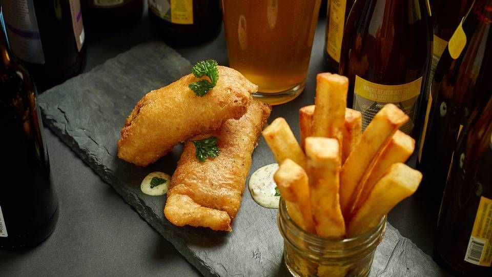 Briterne er stadig vilde med deres fish'n'chips, og det nyder bornholmske Espersen godt af. | Foto: Phil Mansfield/AP/Ritzau Scanpix