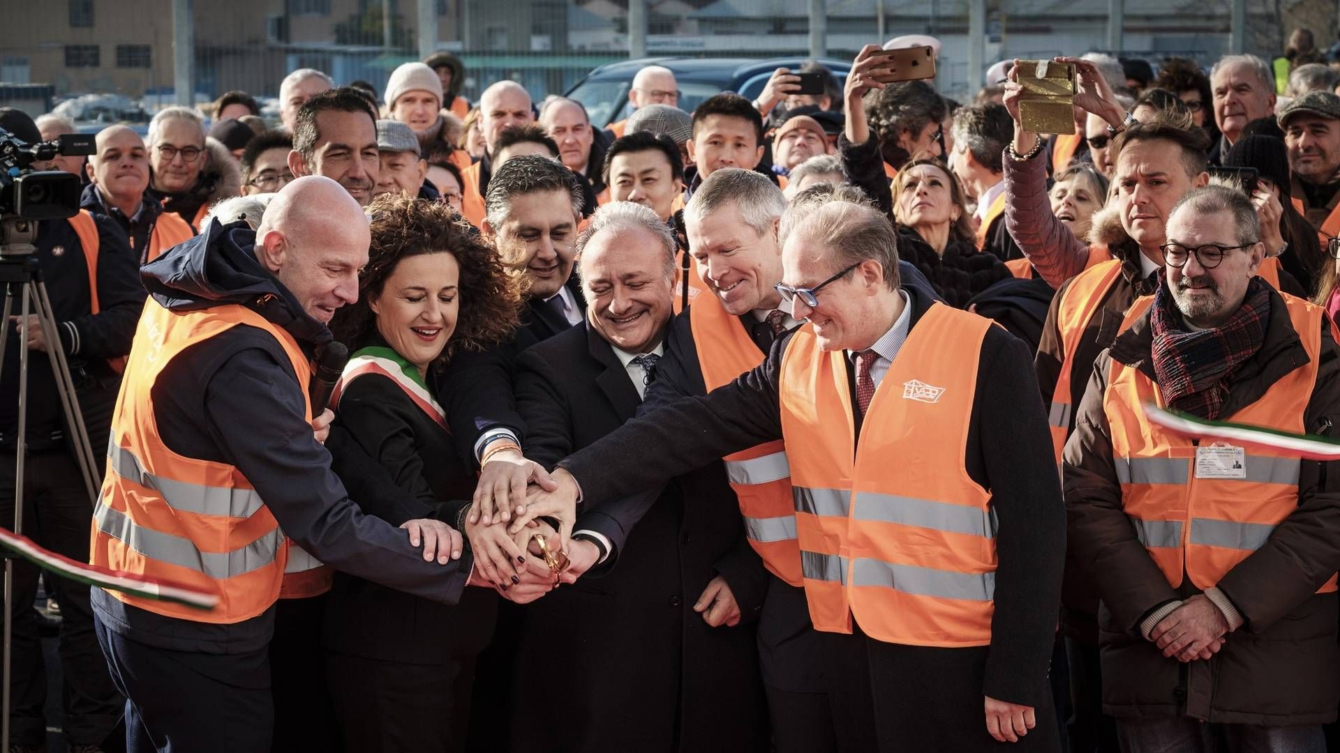 APM Terminals CEO, Morten Engelstoft, (number two from the right in the front row) helped inaugurate the Vado Lugire terminal in Italy. | Photo: PR-FOTO