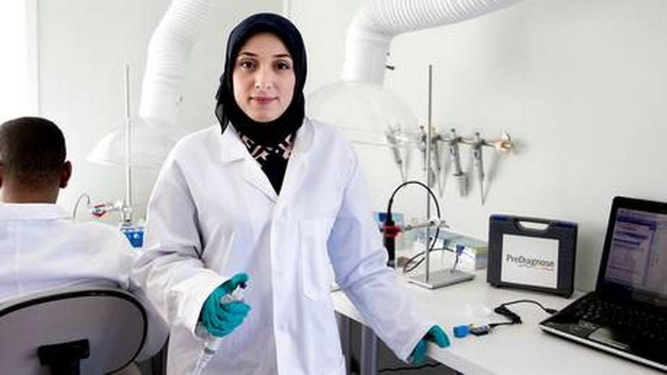 Young, female resarcher Fatima AlZahra'a Alatraktchi has been awarded the Inspire Them Young prize for her research and communication about the language of bacteria. | Foto: Finn Frandsen/Ritzau Scanpix