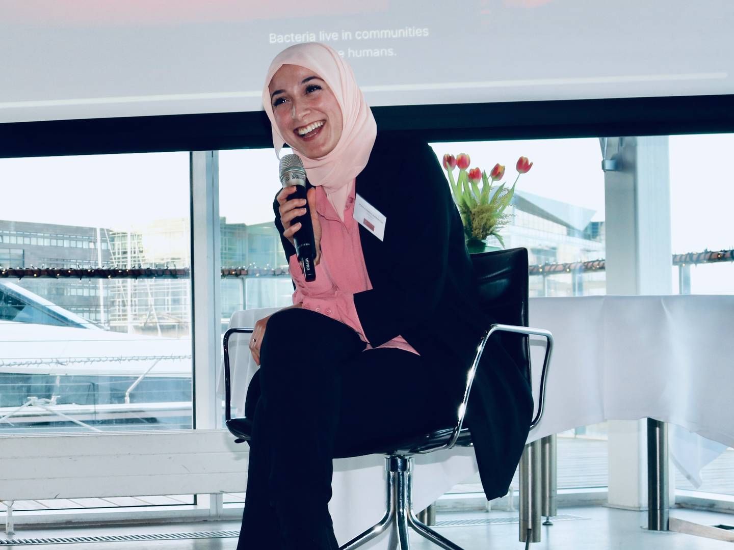 Den unge, kvindelige forsker Fatima AlZahra’a Alatraktchi hædres med pris og 10.000 kr. for sin forskning og kommunikation om bakteriernes sprog. | Foto: Albright Partners