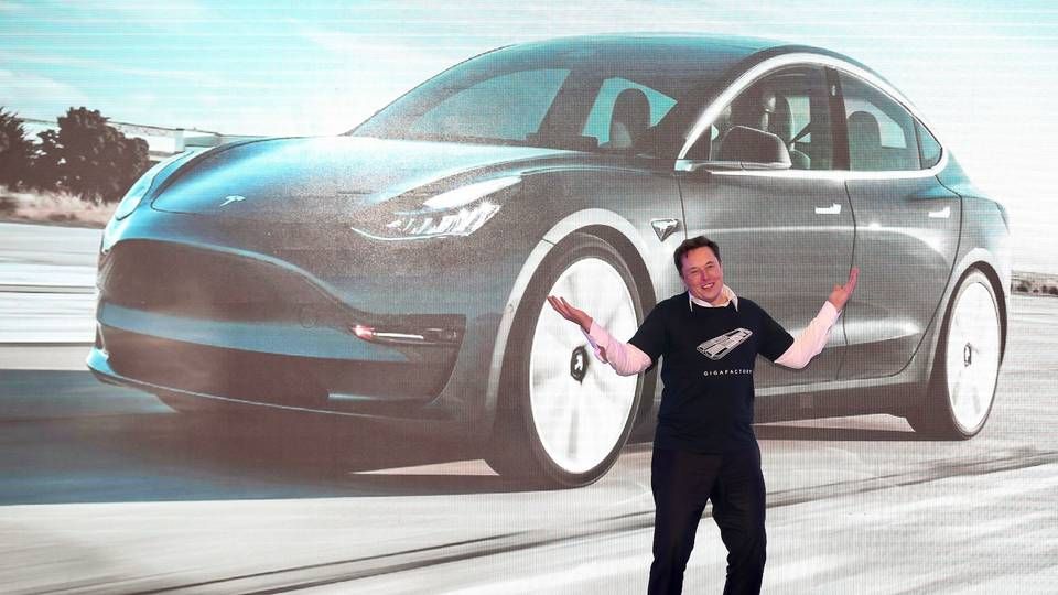 Det er blandt andet Tesla Model 3, her afbilledet ved Elon Musks præsentation i Shanghai, som skal undersøges. | Foto: STR/AFP / AFP