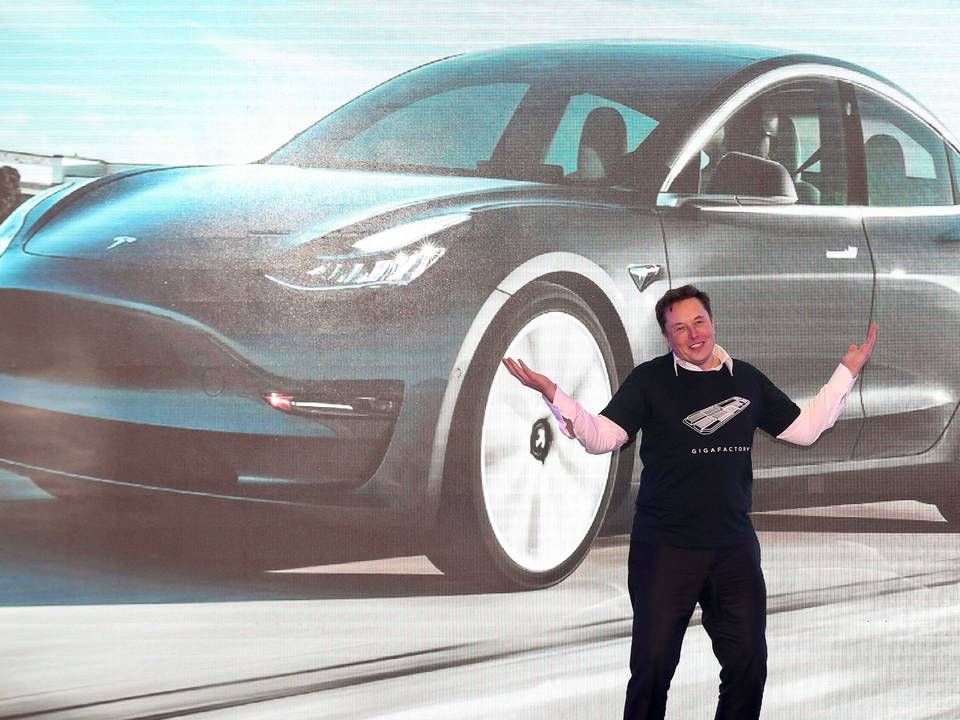 Det er blandt andet Tesla Model 3, her afbilledet ved Elon Musks præsentation i Shanghai, som skal undersøges. | Foto: STR/AFP / AFP