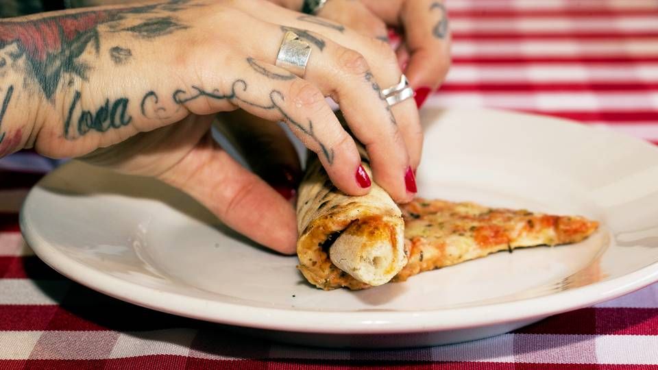 Fra sin gård i Hammel producerer landmanden Ole Christian Olesen frysepizzaer, som han sælger i detailhandelen til 100 kr. stykket. (Arkivfoto) | Foto: Emma Sejersen