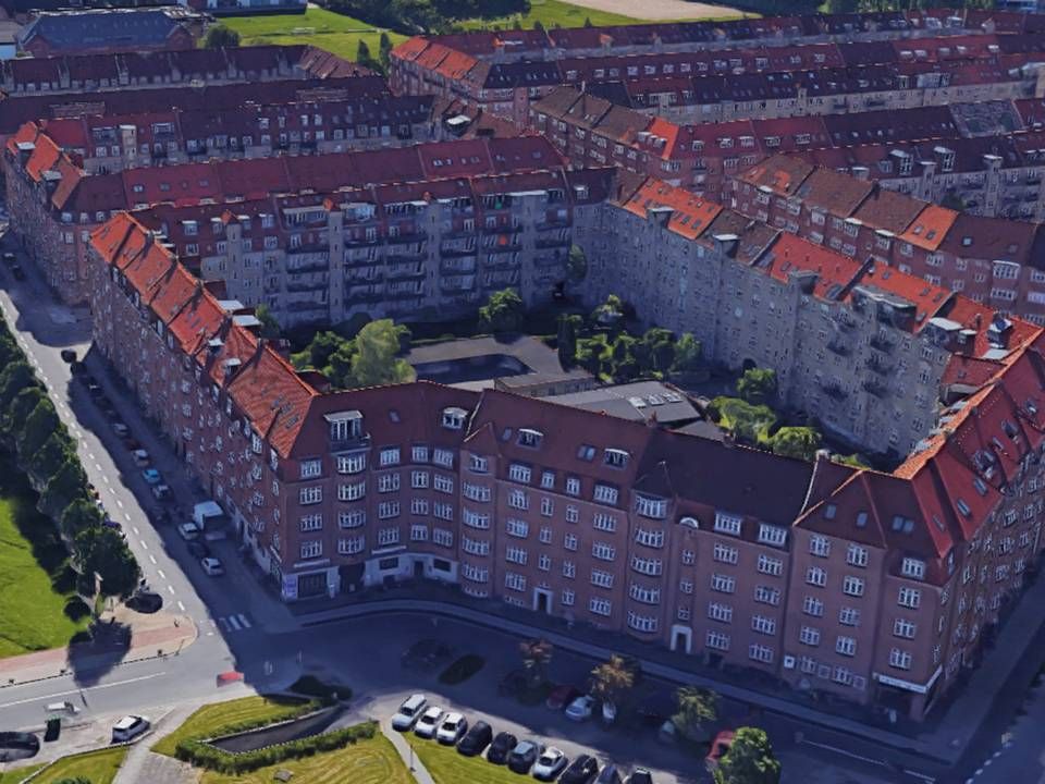 Blandt de solgte ejendomme er Harald Jensens Plads 1 i Aarhus, som er hjørneejendommen til venstre i billedet. | Foto: Google