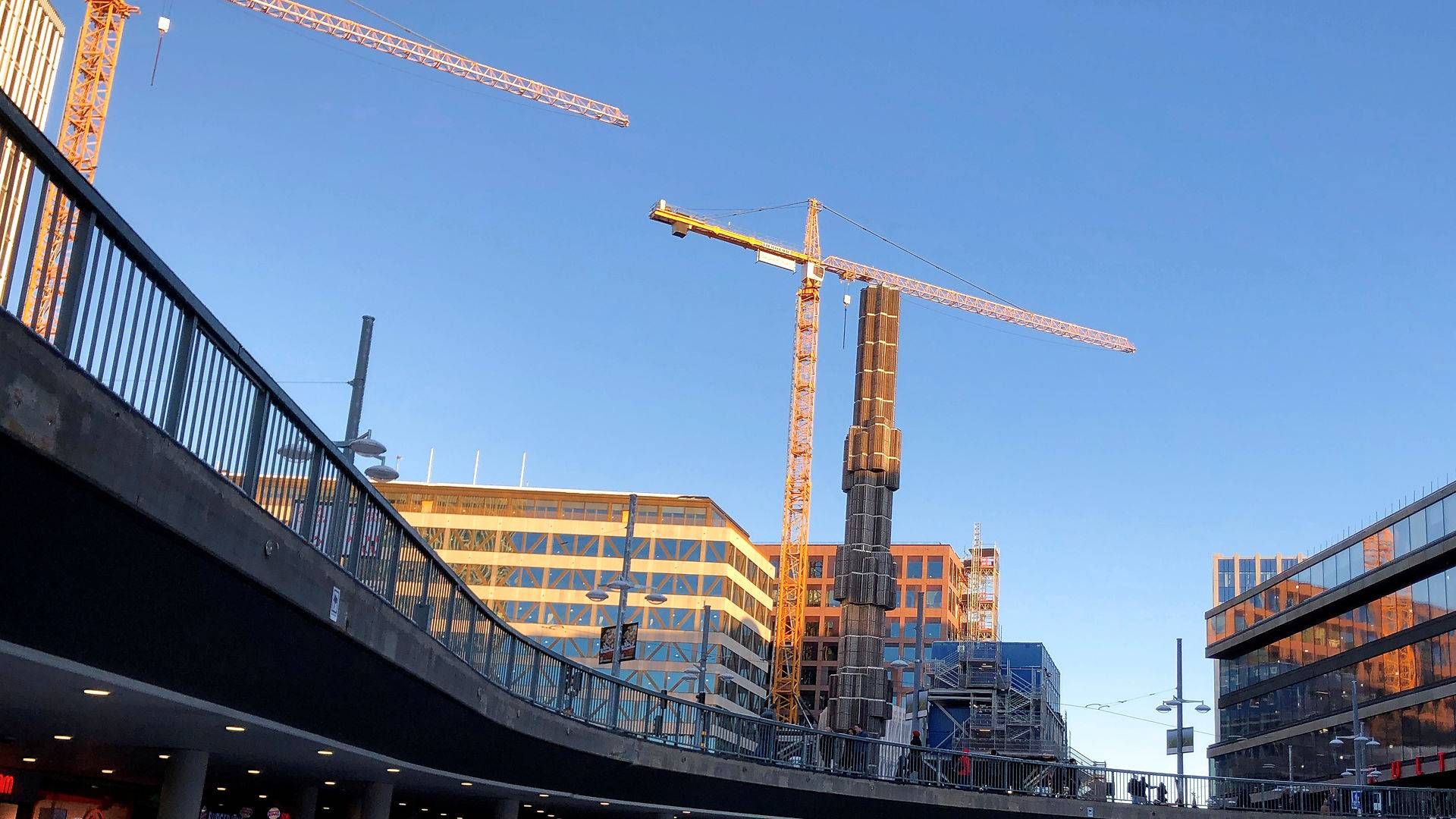 Byggekraner præger centrum af Stockholm. Den svenske hovedstad er i lighed med sine nordiske modstykker genstand for massiv udenlandsk opkøbsinteresse inden for fast ejendom. | Foto: Simon Johnson / Reuters / Ritzau Scanpix
