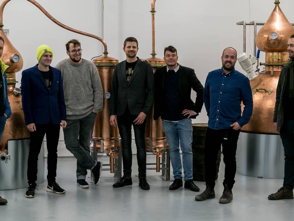 Syv venner fra Sall er gået sammen om at åbne et whiskydestilleri. Fra venstre Lars Egelund, Martin Sejr, Mathias Broch, Thomas Rye, Snævar Albertsson, Kåre Gyldenløve og Thomas Holm. | Foto: Sall Whisky Distillery PR-foto