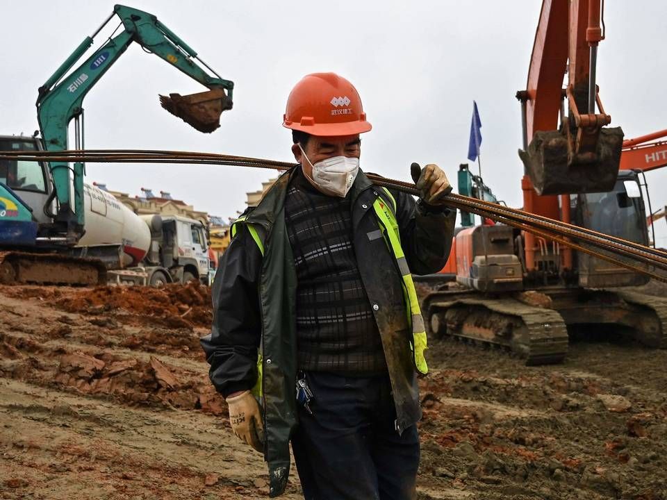 Kina er ved at bygge et nyt hospital i Wuhan i Kina, hvor coronavirusset er udbrudt. Seneste tal er, at over 4000 er smittet, mens 106 meldes omkommet som følge af virusset. Billedet er fra 27. januar. | Foto: Hector Retamal/AFP/Ritzau Scanpix