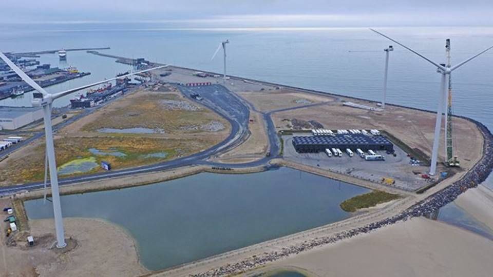Four of 2019's five new commercial wind turbines installed at the Port of Hirtshals. | Photo: Klima-, Energi- og Forsyningsministeriet