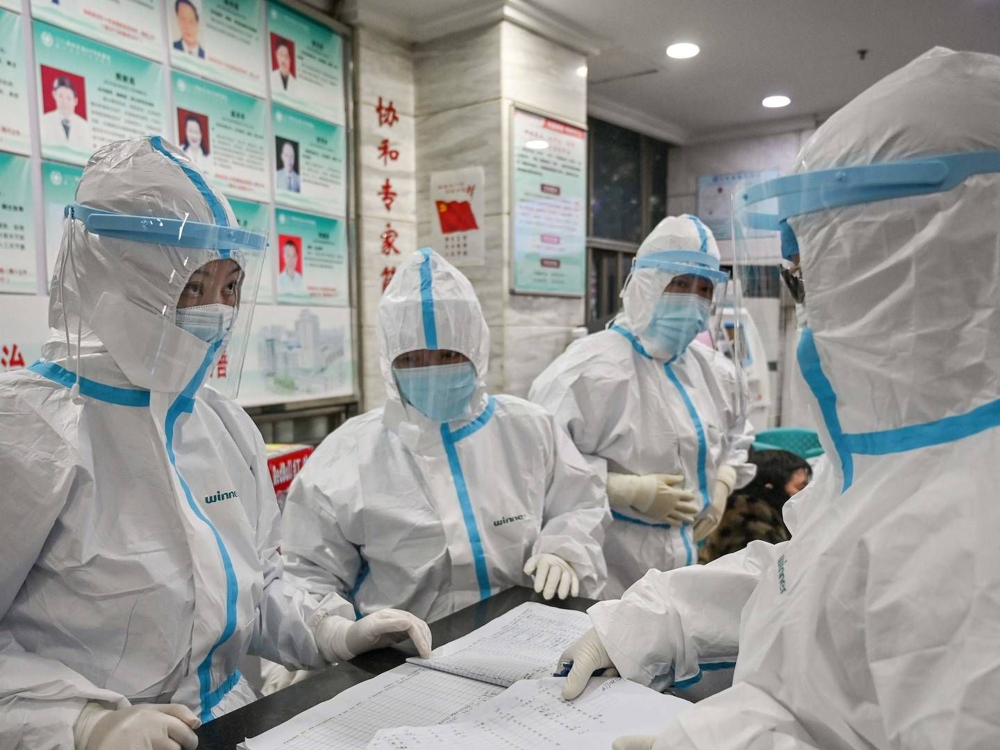Coronavirusset kan smitte ansigt til ansigt på 15 minutter og i samme rum på to timer, oplyser sundhedsmyndigheder i Australien. Her er det sundhedspersonale på et Røde Kors-hospital i Wuhan i Kina, hvor de forsøger at stoppe spredningen. | Foto: HECTOR RETAMAL/AFP / AFP