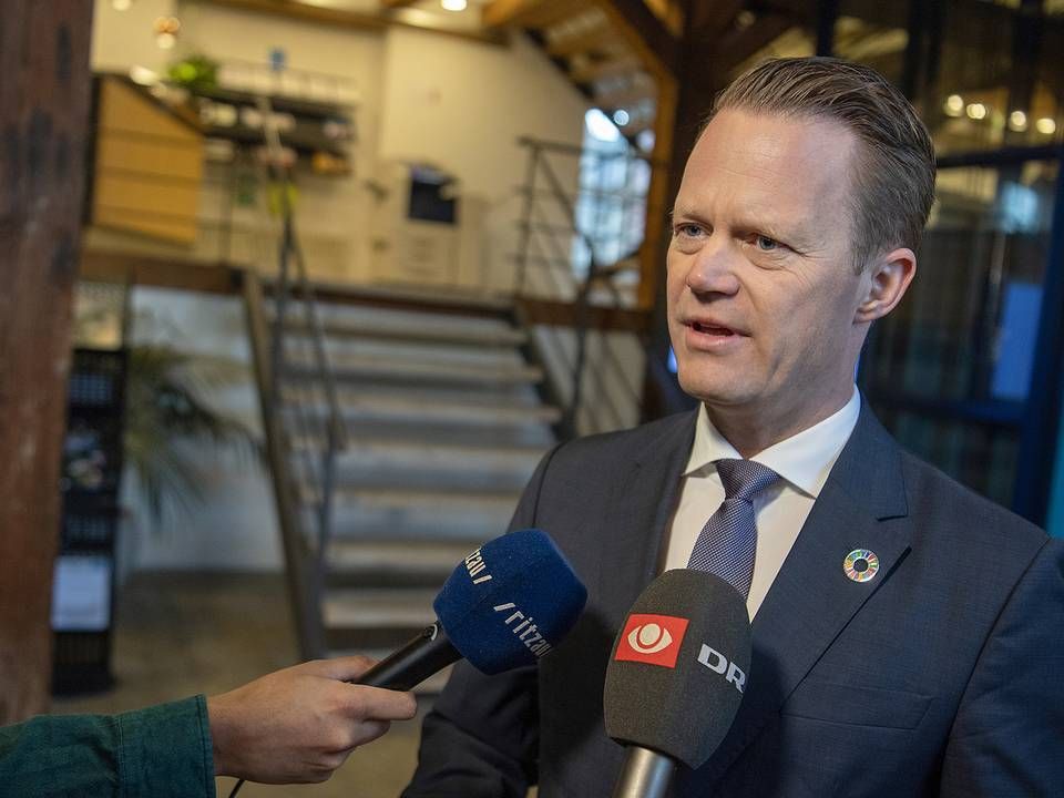 Udenrigsminister Jeppe Kofoed bekræfter, at de første danske er evakueret fra den kinesiske by Wuhan og er på vej hjem. | Foto: Thomas Sjørup// str