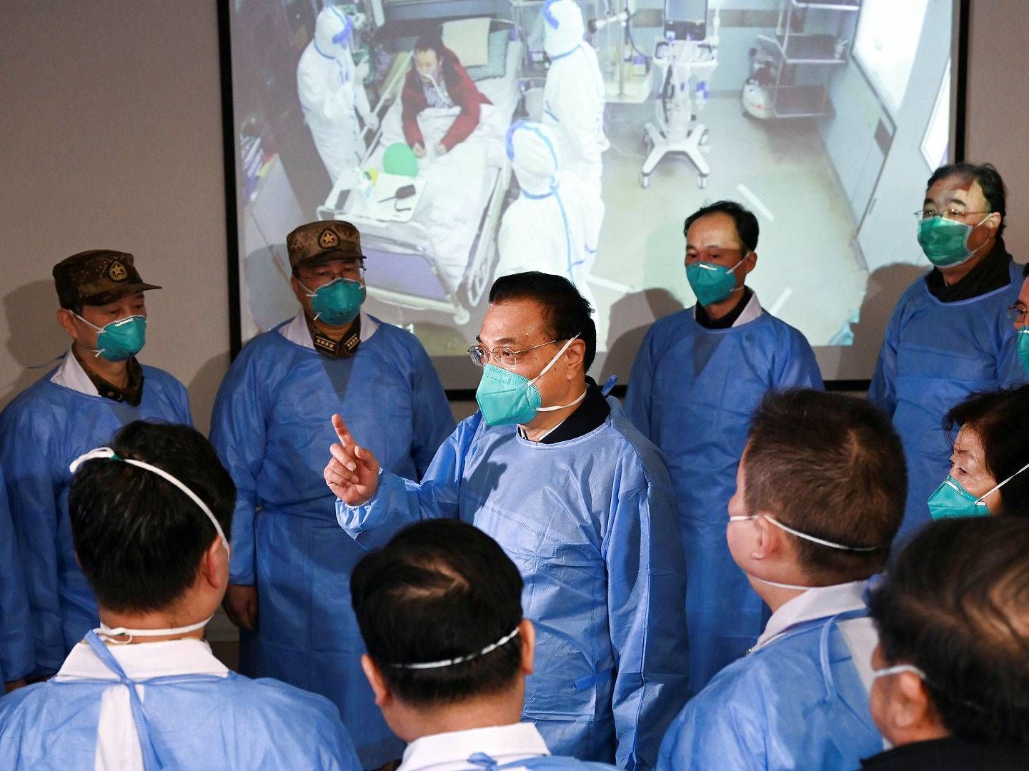 Kinas premierminister Li Keqiang var mandag på besøg på Jinyintan-hospitalet i Wuhan og talte i den forbindelse med hospitalets sundhedspersonale. | Foto: Stringer / Reuters / Ritzau Scanpix