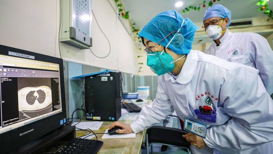 En kinesisk læge kigger på en lungescanning af en patient på et hospital i Wuhan, hvor den nye coronavirus brød ud. | Foto: AFP / Ritzau Scanpix