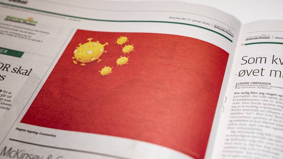 Sådan så den danske satiretegning ud, hvor stjernerne på flaget er blevet erstattet med viruser. I den belgiske tegning er de byttet ud med tegnet for biohazard. | Foto: Ida Marie Odgaard//