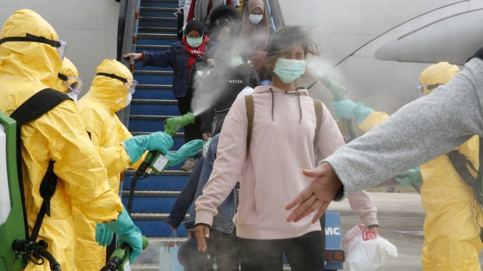 Indonesisk lægepersonel sprøjter nyankomne fra Wuhan-provinsen, hvor virusset stammer fra. | Foto: ANTARA FOTO/REUTERS / X03535