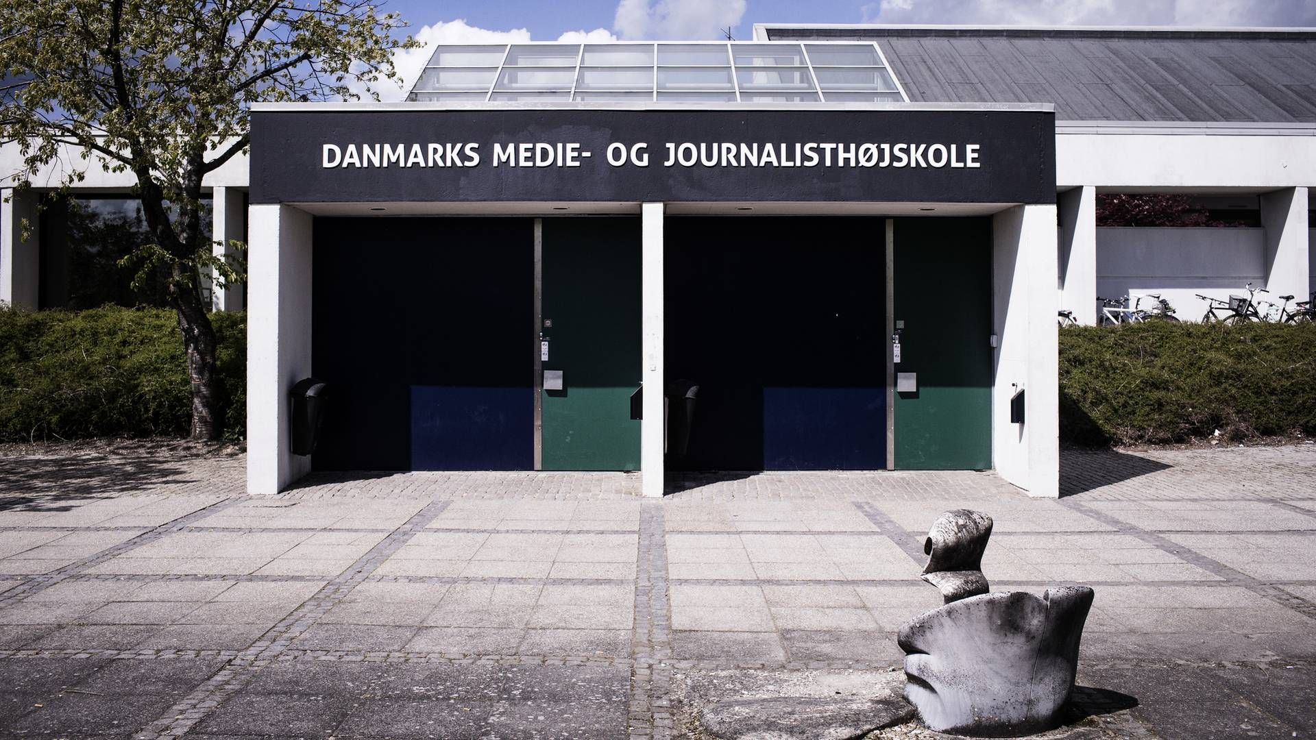 Hovedindgangen til Danmarks Medie- og Journalisthøjskole i Aarhus. Skolen skal i fremtiden bruges som blandt andet fælleshus og museum. | Foto: Thomas Emil Sørensen / Jyllands-Posten