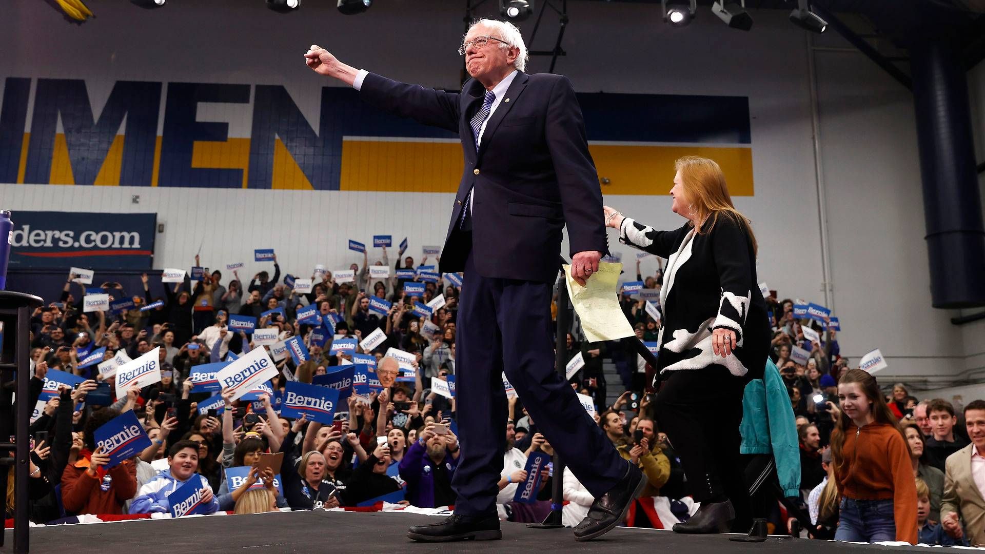 Bernie Sanders gik på podiet foran sine tilhængere med løftet knytnæve natten til onsdag. | Foto: Mike Segar / Reuters / Ritzau Scanpix