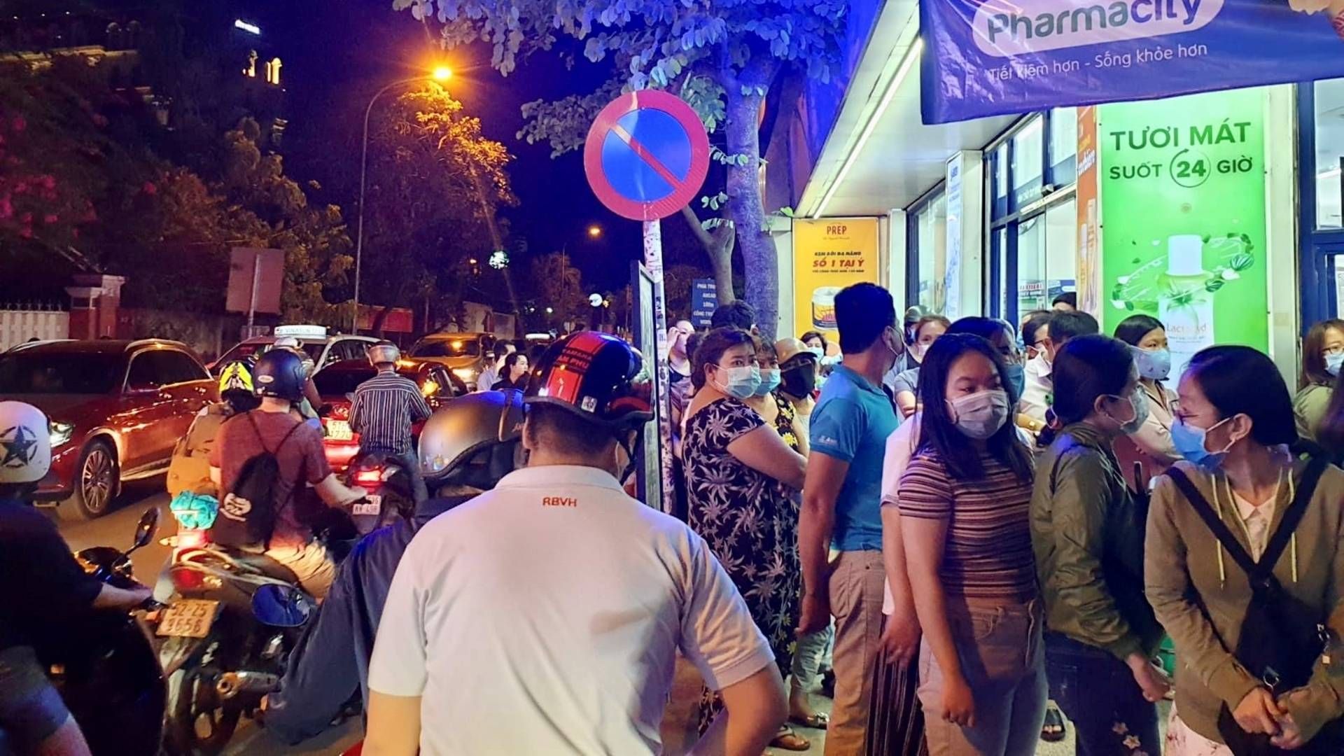 Folk står i kø til apoteket i Vietnam for at få håndsprit og masker, lyder meldingen fra Niels Østerberg, direktør i frugtfirmaet Orana. | Foto: Privat/Niels Østerberg