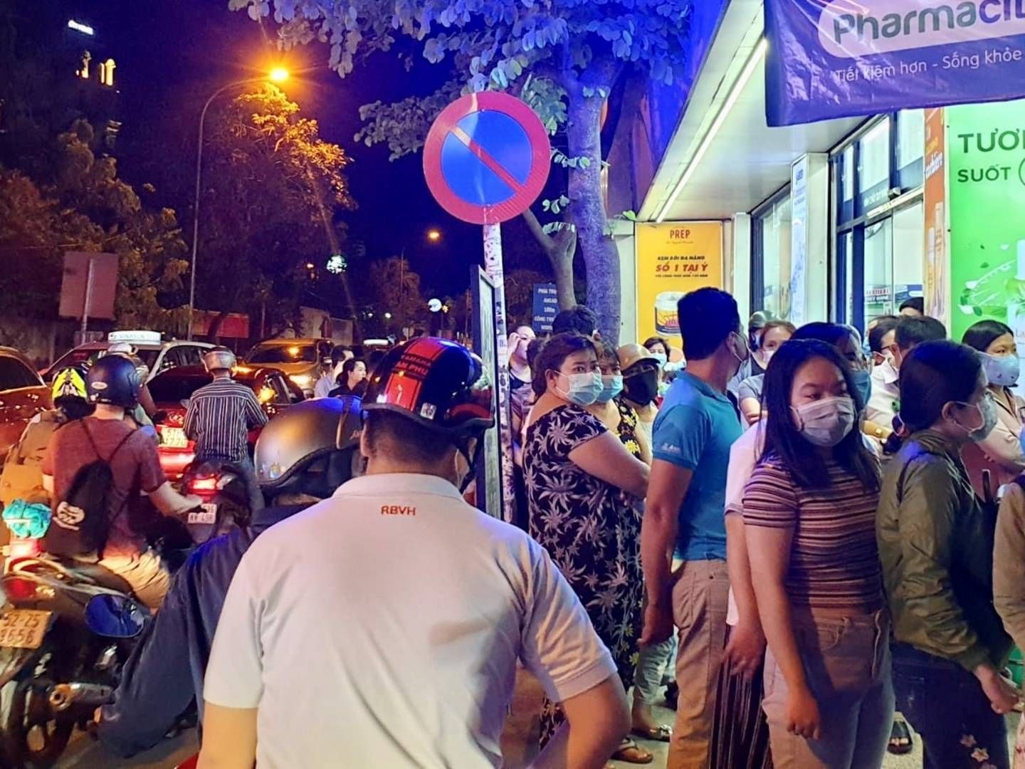 Folk står i kø til apoteket i Vietnam for at få håndsprit og masker, lyder meldingen fra Niels Østerberg, direktør i frugtfirmaet Orana. | Foto: Privat/Niels Østerberg