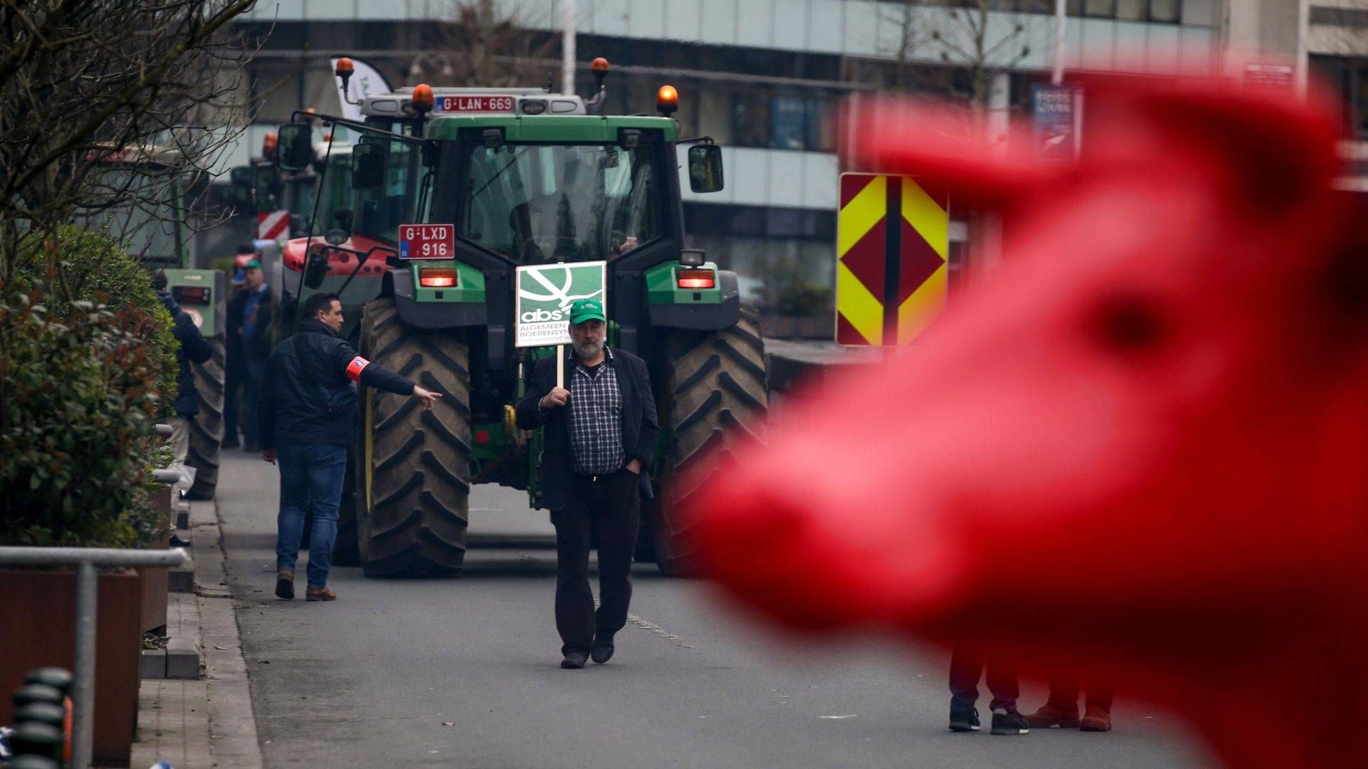 Vrede landmænd demonstrerede torsdag i Bruxelles mod de forventede nedskæringer i landbrugsstøtten. | Foto: Aris Oikonomou/AFP/Ritzau Scanpix