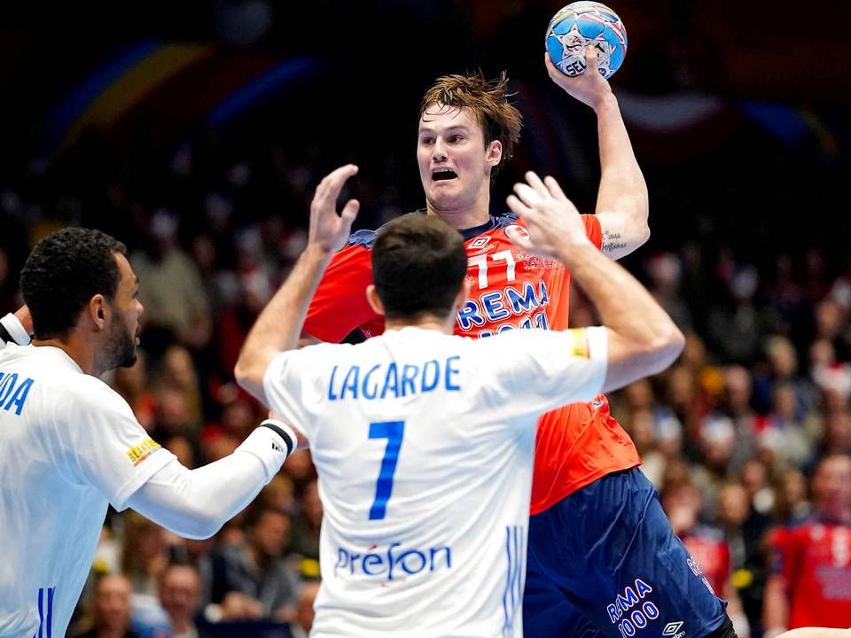 Frankrig og Norge, der her ses i kamp ved EM tidligere på året, er blandt de lande, der i april skal kæmpe om kvalifikation til OL i håndbold for mænd. | Foto: Ntb Scanpix/Reuters/Ritzau Scanpix
