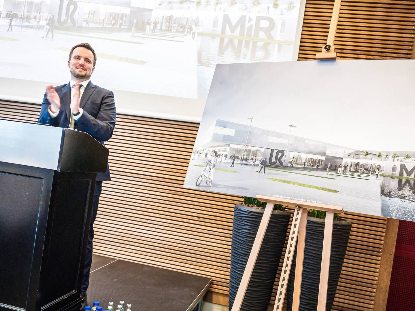 Erhvervsminister Simon Kollerup (S) løftede sløret for MIR og UR's nye hovedsæde, der også i fremtiden vil være i Odense. | Foto: UR/MIR