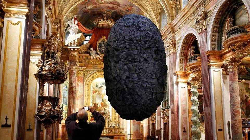 Kullet skal ud af kirken. Her er det dog en 500 kilo tung plastik-sten, der som et kunstværk blev hængt op i jesuitterkirken i Wien i 2015 | Foto: Leonhard Foeger/Reuters/Ritzau Scanpix