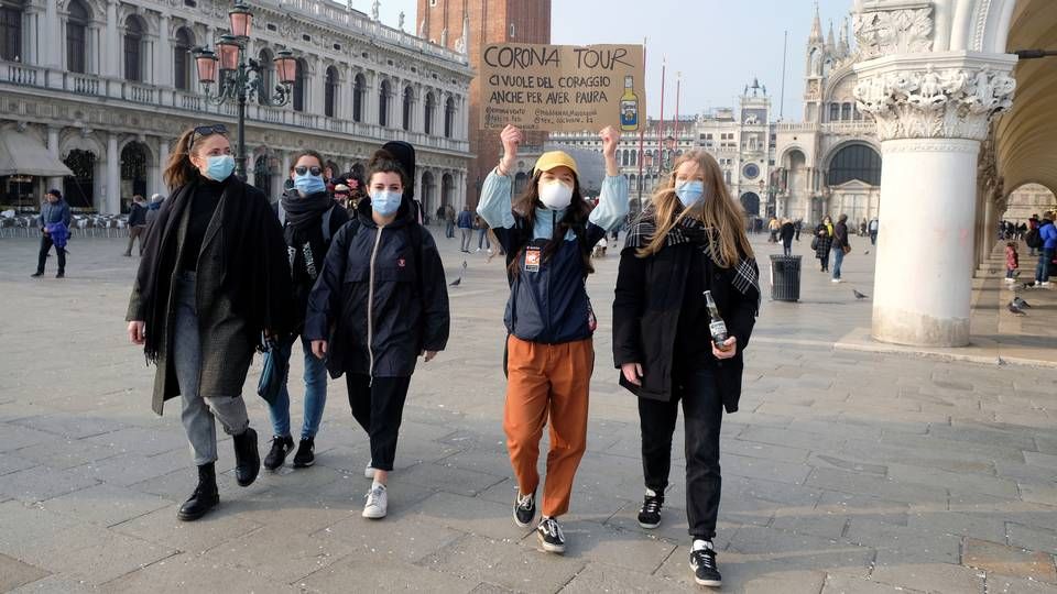 Selvom myndigheder over hele verden har forsøgt at inddæmme den nye coronavirus fra Kina, blusser den nu op i Europa. Her i Italien, hvor folk har ansigtsmasker på ved Sankt Markus-pladsen i Venedig. | Foto: Manuel Silvestri/REUTERS / X03150