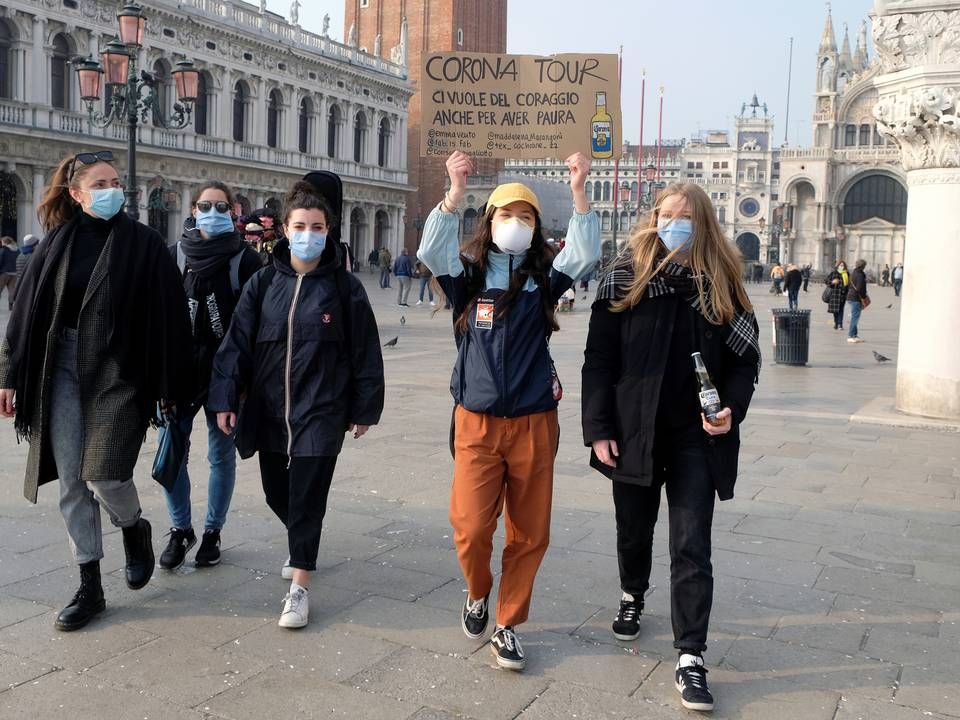 Selvom myndigheder over hele verden har forsøgt at inddæmme den nye coronavirus fra Kina, blusser den nu op i Europa. Her i Italien, hvor folk har ansigtsmasker på ved Sankt Markus-pladsen i Venedig. | Foto: Manuel Silvestri/REUTERS / X03150