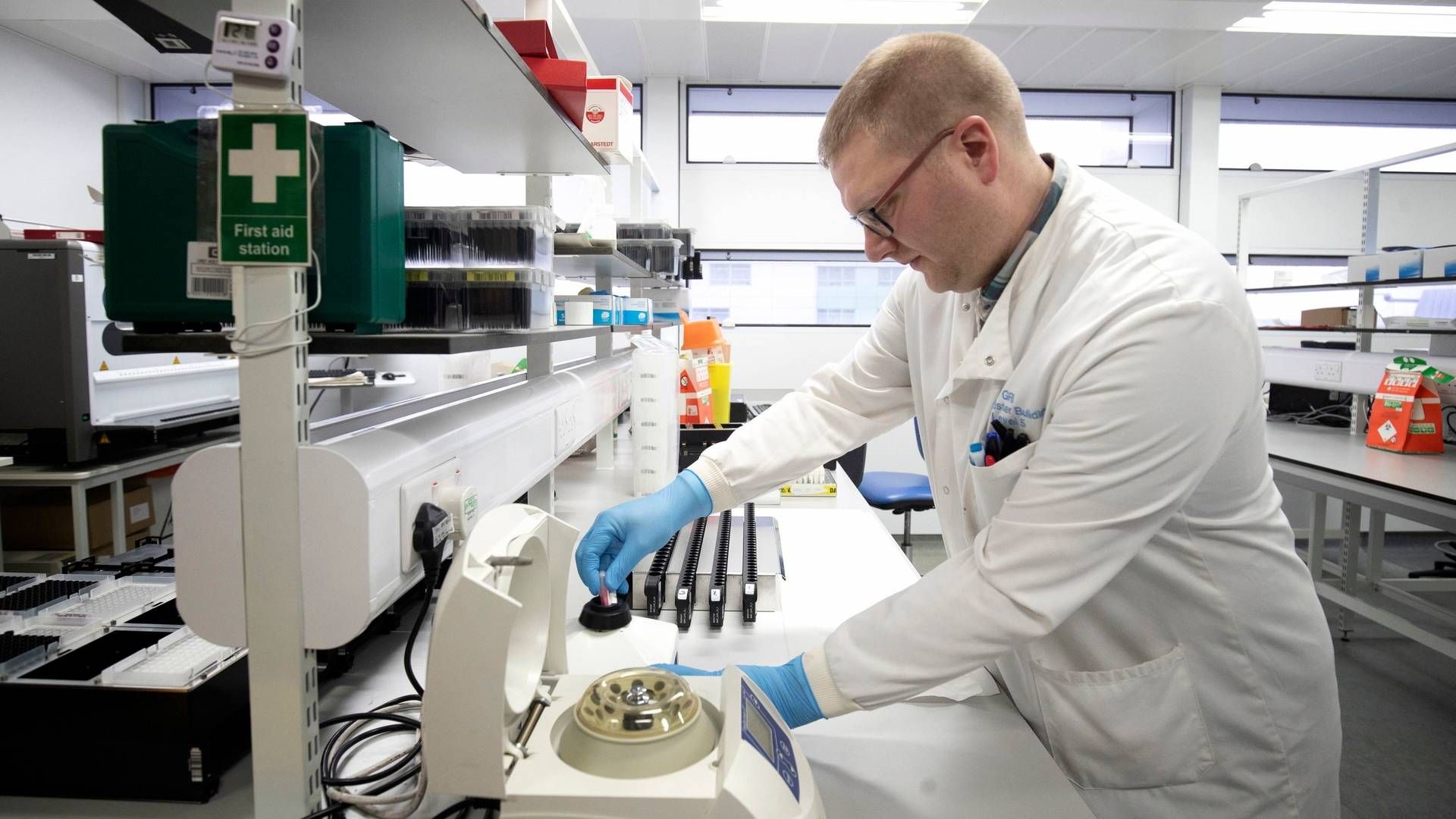En række selskaber udvikler tests til at diagnostisere Sars-cov-2-virussen. Her tager en laborant prøver i Glasgow. | Foto: JANE BARLOW/AFP / POOL