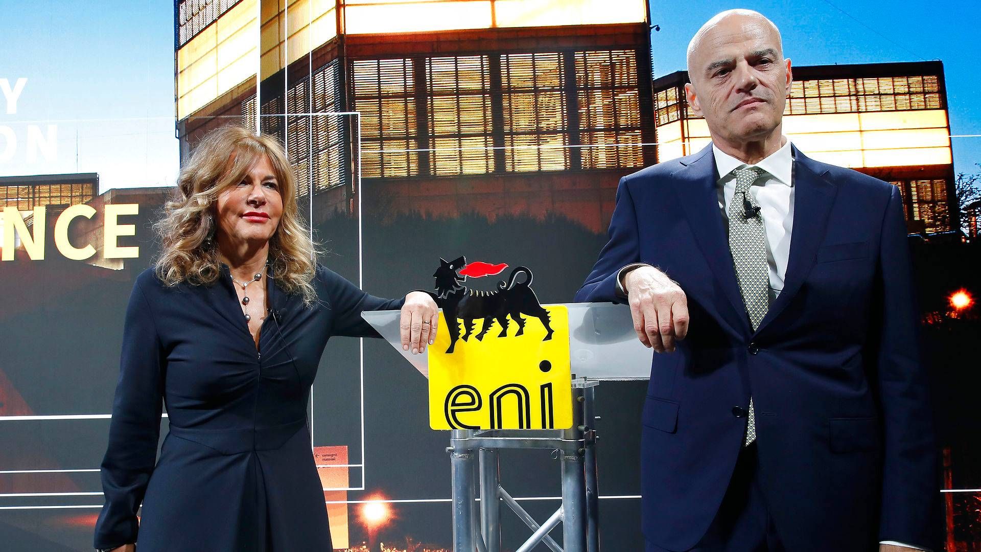 Eni CEO Claudio Descalzi (right) is prepared to reorganize the Italian company. "We have designed a strategy that combines economic sustainability with environmental sustainability," he says. | Photo: Antonio Calanni/AP/Ritzau Scanpix