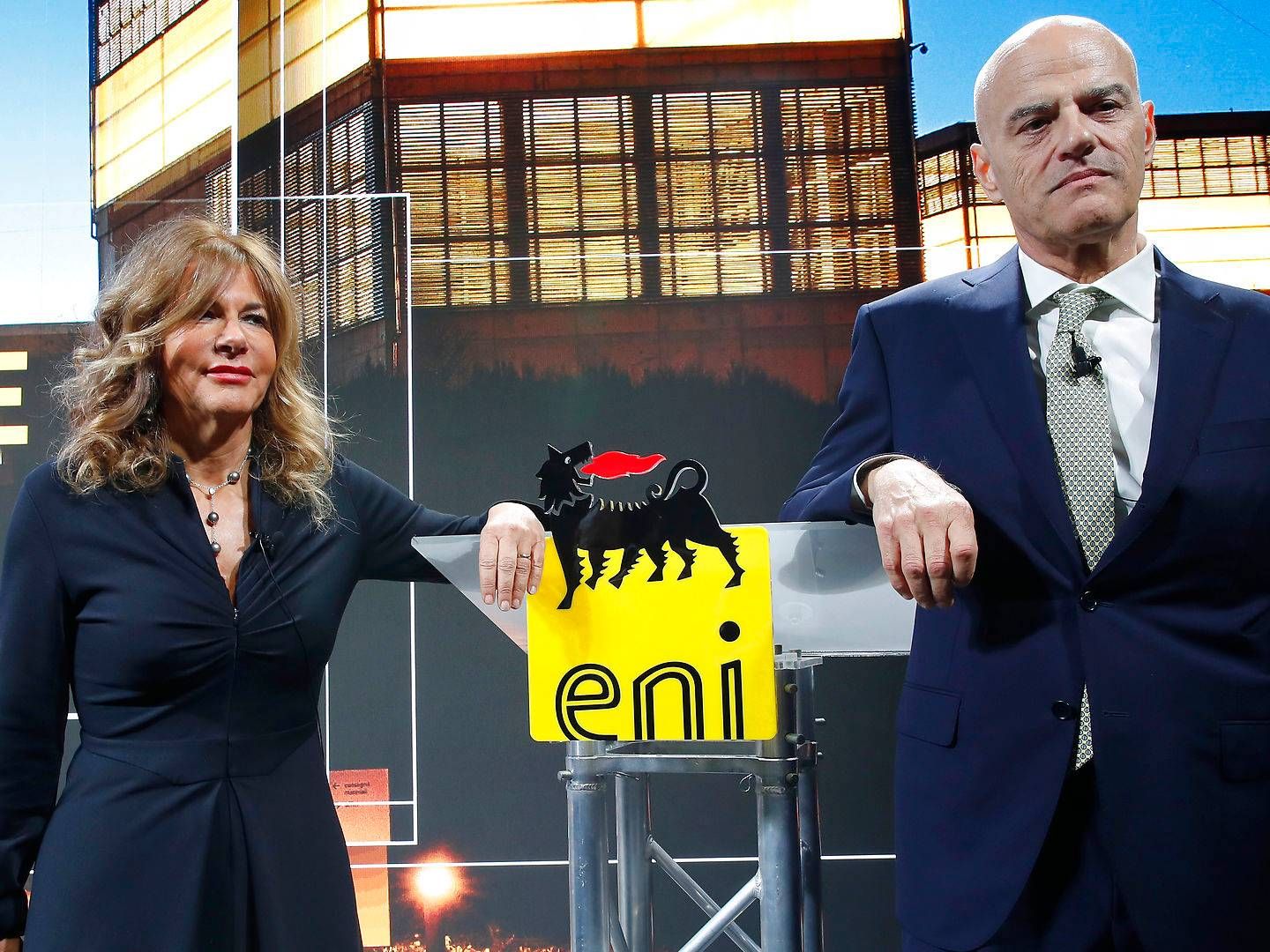 Eni CEO Claudio Descalzi (right) is prepared to reorganize the Italian company. "We have designed a strategy that combines economic sustainability with environmental sustainability," he says. | Photo: Antonio Calanni/AP/Ritzau Scanpix