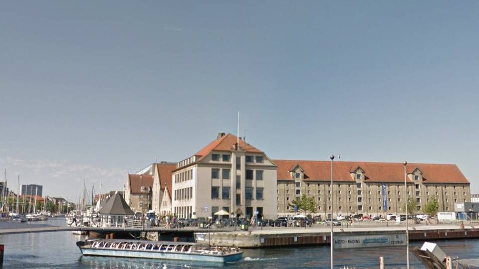 Ejendommen Strandgade 108 (midt i billedet) er seneste tilføjelse til porteføljen i Thylander-fond. | Foto: Google
