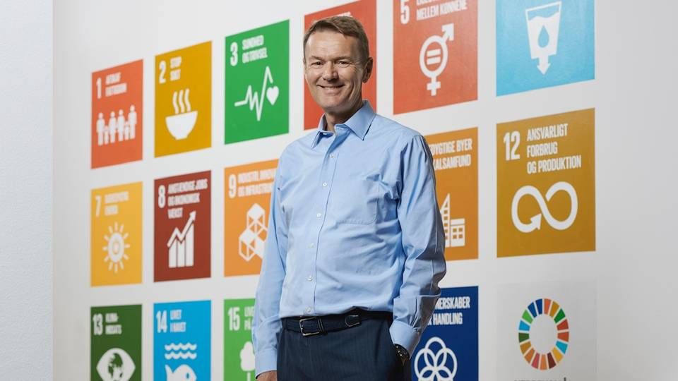 Lars Bo Bertram, with the UN global goals in the background. | Photo: Bankinvest/PR