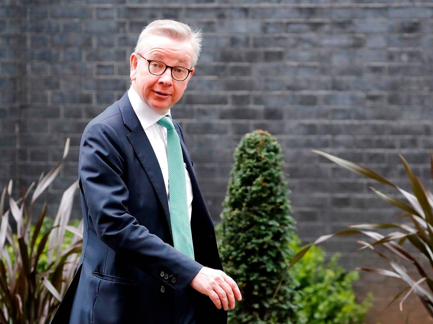 Michael Gove, britisk minister med ansvar for Storbritanniens forhandlinger med EU mener, at forhandlingerne risikeres at forsinkes af corona-udbrudet. | Foto: Tolga Akmen/AFP/Ritzau Scanpix