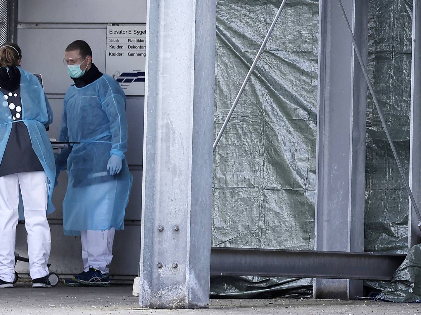 Testindgangen på Roskilde Sygehus oprettet til personer, der er mistænkt for at have sars-cov-2. | Foto: Jens Dresling