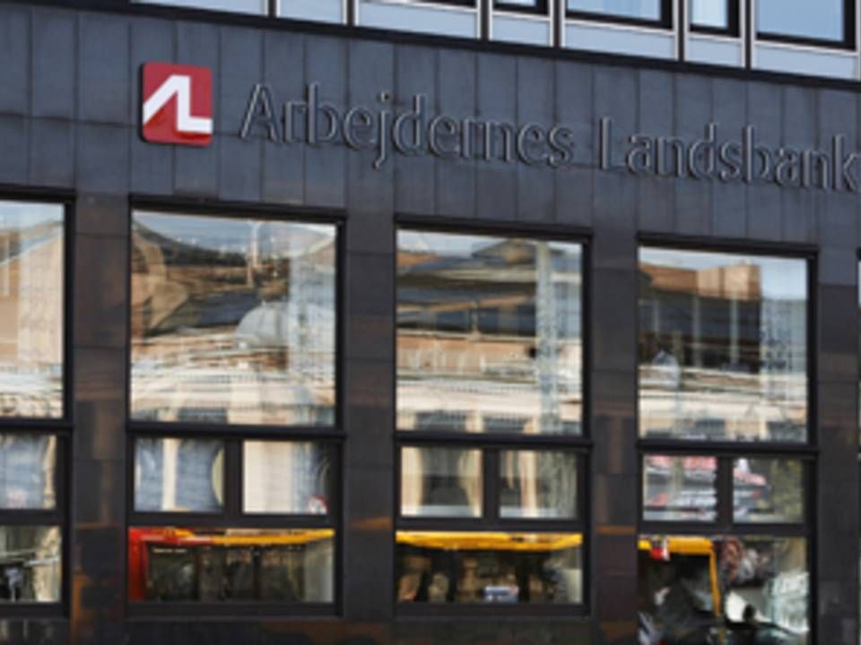 Arbejdernes Landsbank er en af de banker, som fortsat holder åbent for kunder, men banken opfordrer til, at man holder afstand og afholder sig fra kram og håndtryk. | Foto: Arbejdernes Landsbank/PR