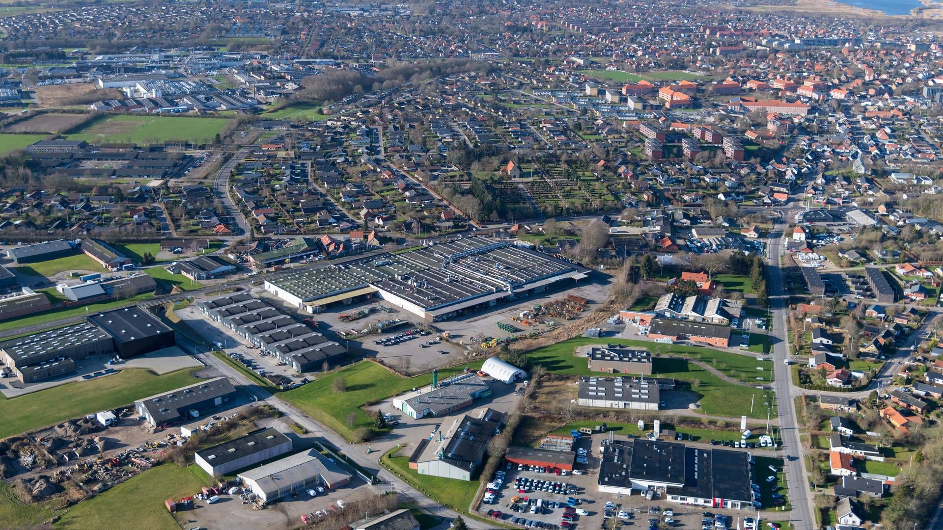 Luftfoto af ejendommen på Clausholmvej i Randers. | Foto: PR / EDC Erhverv Poul Erik Bech