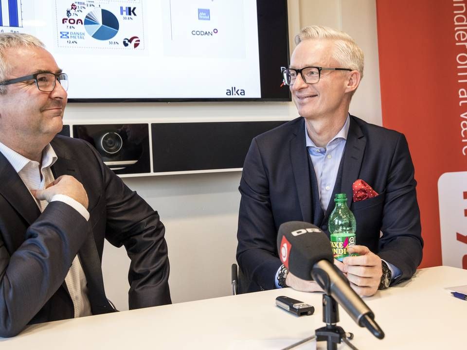 Henrik Grønbrog (tv), privatdirektør i Tryg, sammen med topchef Morten Hübbe ved offentliggørelsen af Tryg opkøb af Alka | Foto: Stine Bidstrup/ERH