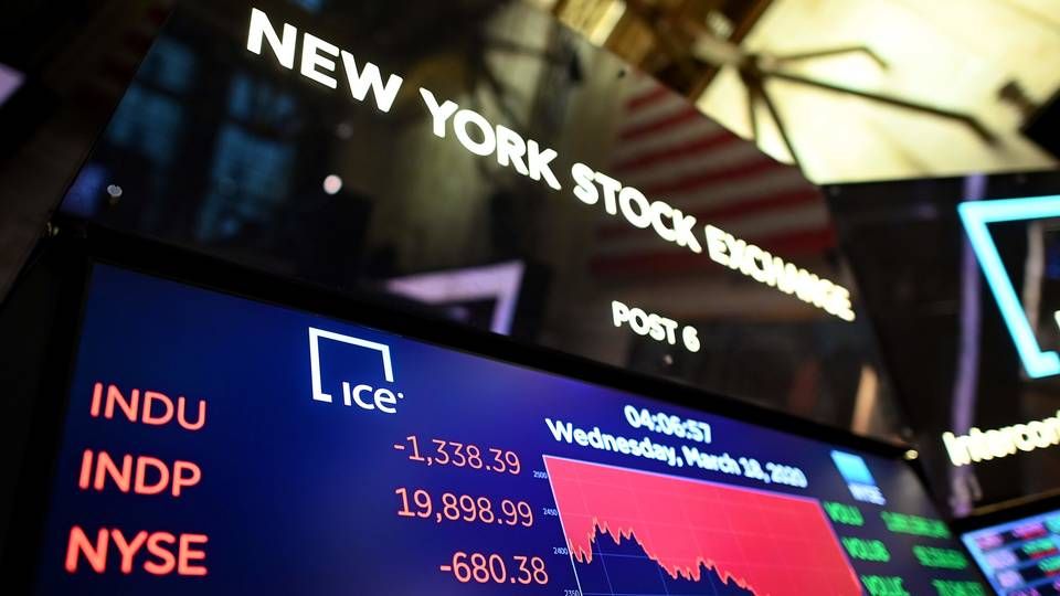 A screen shows the graph of the Dow industrial average after closing bell at the New York Stock Exchange (NYSE) on March 18, 2020 at Wall Street in New York City. | Photo: JOHANNES EISELE/AFP / AFP