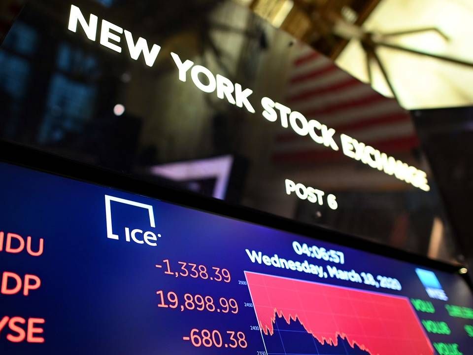 A screen shows the graph of the Dow industrial average after closing bell at the New York Stock Exchange (NYSE) on March 18, 2020 at Wall Street in New York City. | Photo: JOHANNES EISELE/AFP / AFP