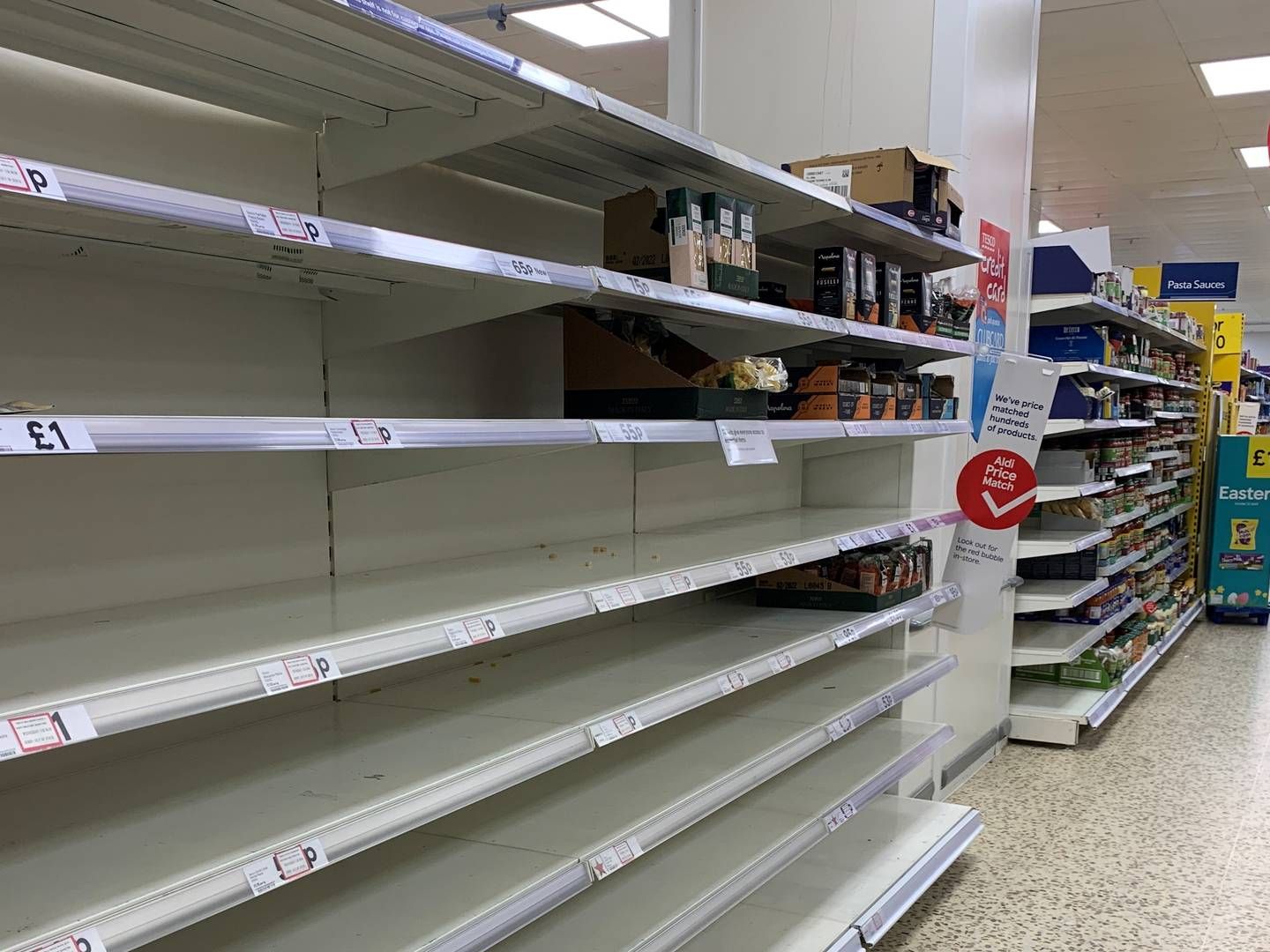 Hamstringen i de britiske supermarkeder var massiv i de første dage efter en corona-nedlukning blev annonceret. | Foto: PHIL NOBLE/REUTERS / X01988