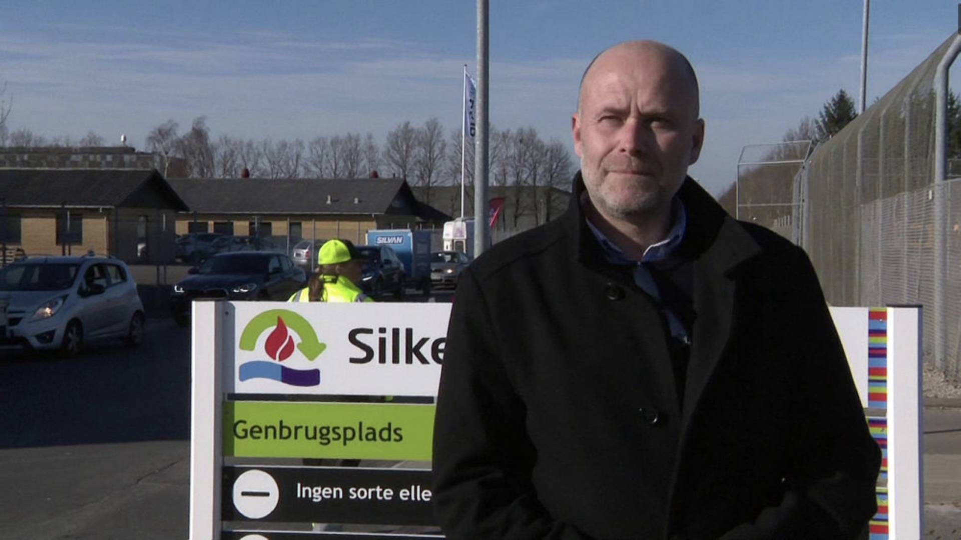 Jarl Gorridsen, bestyrelsesformand i Silkeborg Forsyning, mener det er forsvarligt at holde genbrugspladserne åbne. De følger alle myndighedernes anbefalinger. | Foto: Ole Jermiin Dieserud / TV2 Østjylland