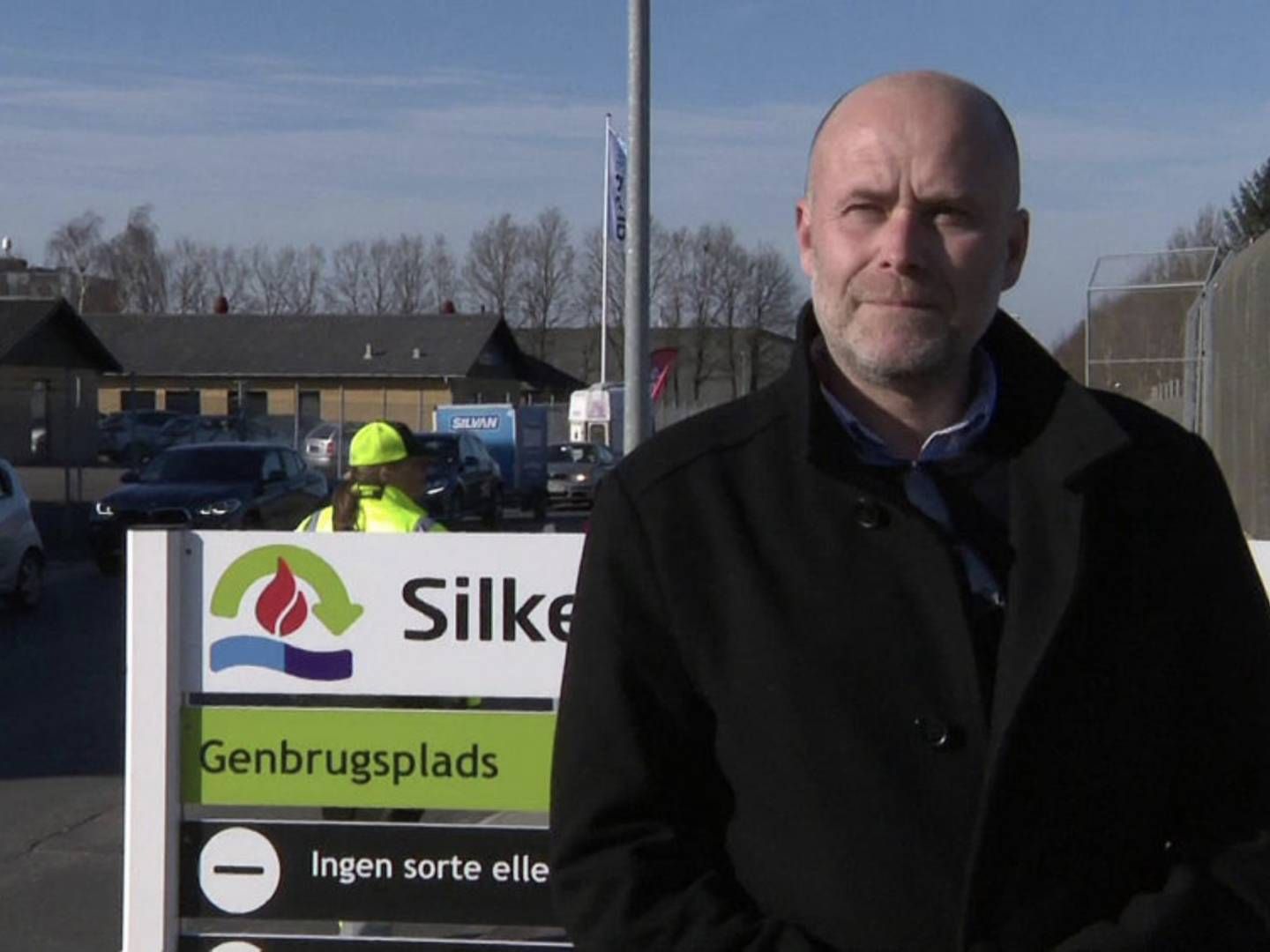 Jarl Gorridsen, bestyrelsesformand i Silkeborg Forsyning, mener det er forsvarligt at holde genbrugspladserne åbne. De følger alle myndighedernes anbefalinger. | Foto: Ole Jermiin Dieserud / TV2 Østjylland