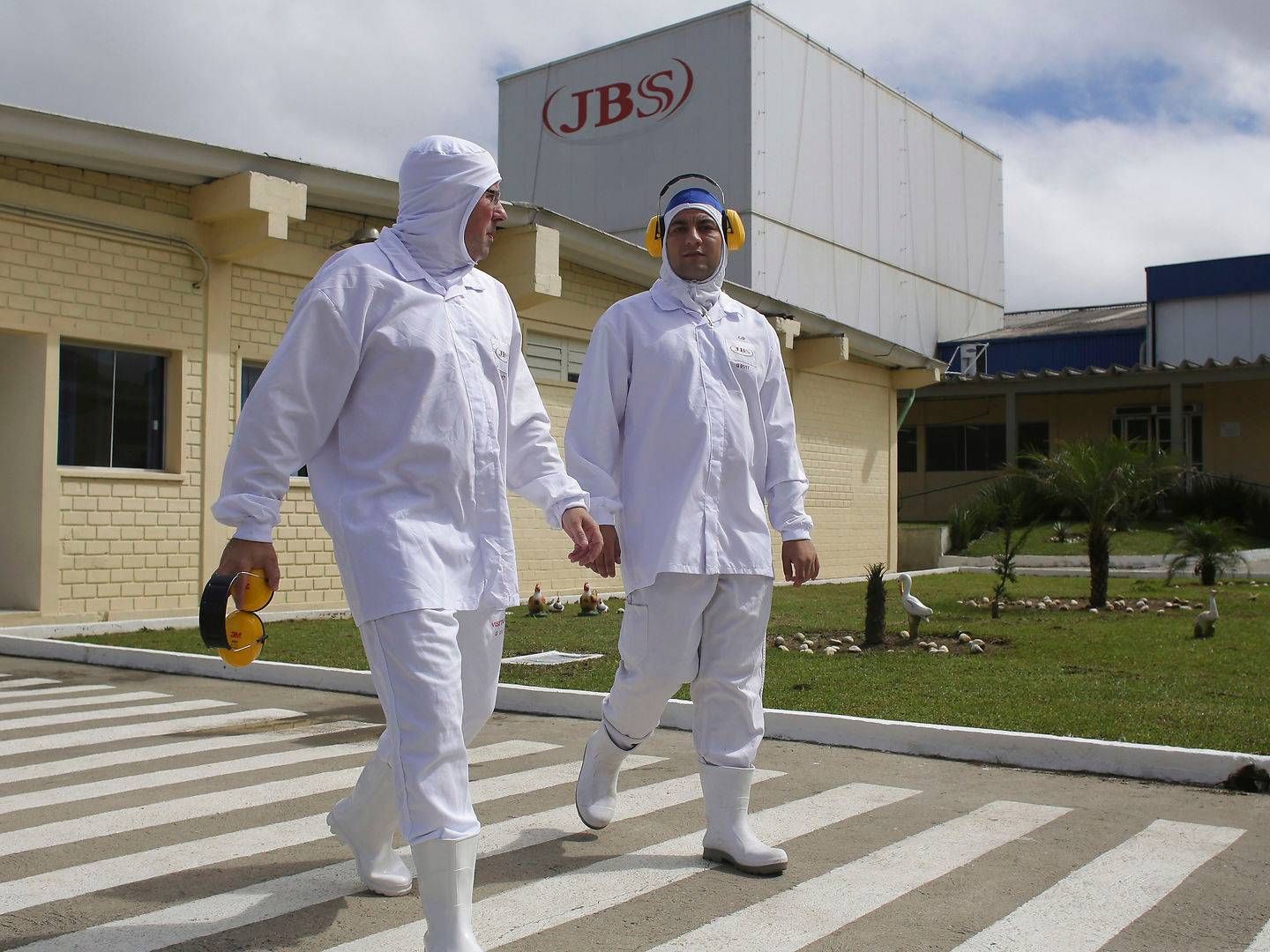 To JBS-medarbejdere som ikke er at forveklse med Baptista-brødrene. | Foto: Eraldo Peres/AP/Ritzau Scanpix