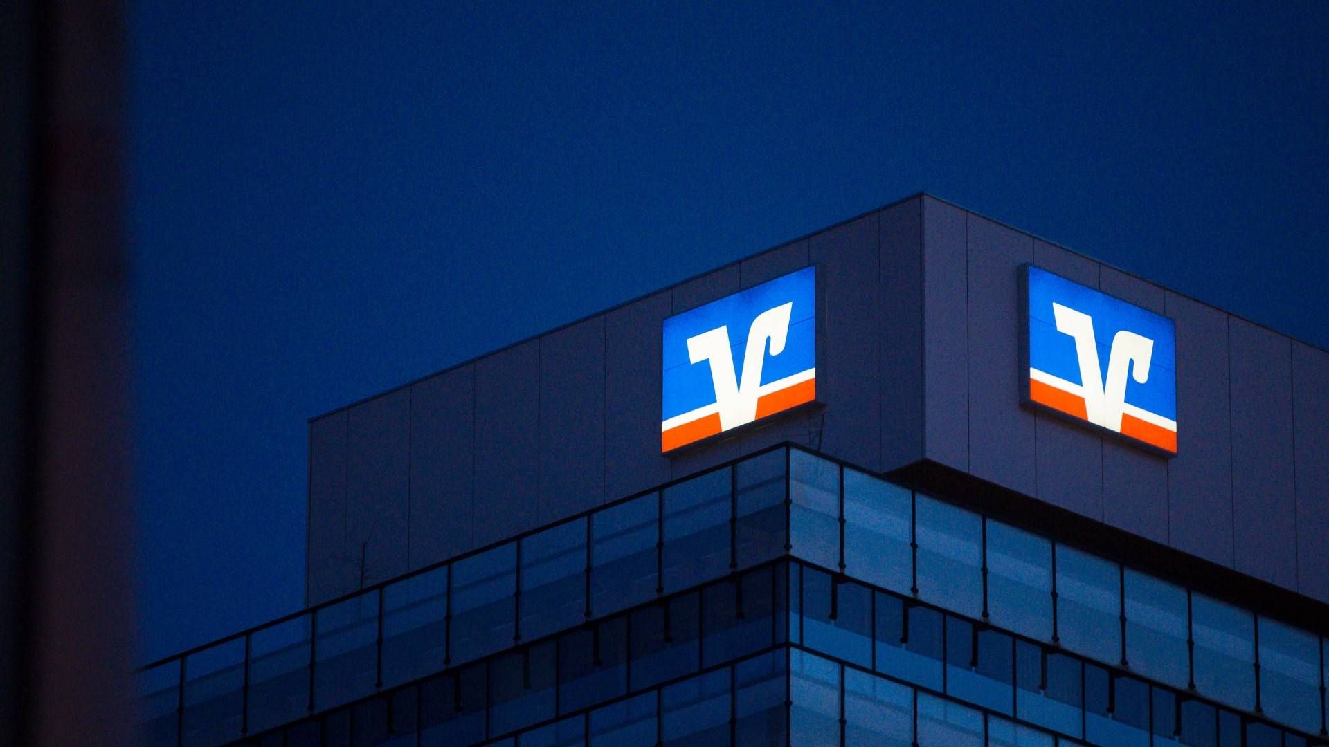 Das Logo der Volksbank auf einem Gebäude in der Stuttgarter Innenstadt | Foto: picture alliance/Marijan Murat/dpa